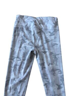 GAP FIT Gray Camo Eclipse Cropped Leggings Size Medium